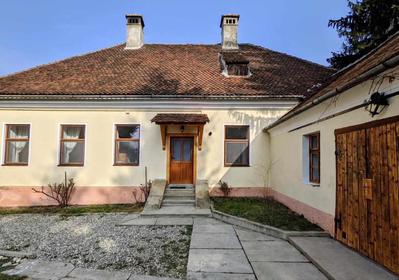 Gaestehaus Honigberg Next To The Fortified Church Of Harman Exterior photo